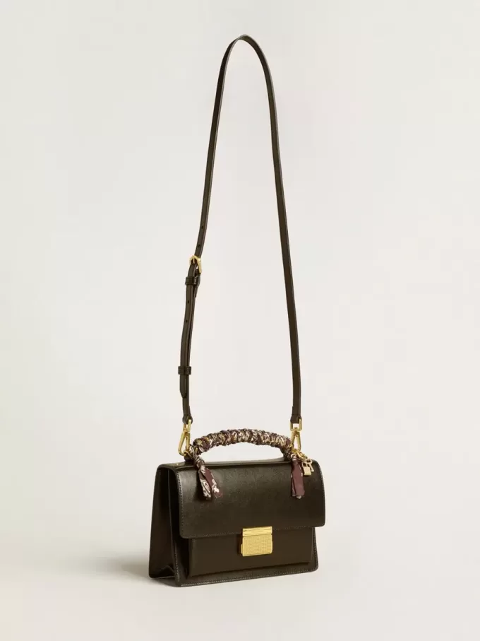 Bolso Venezia en piel negra con pañuelo y doble charm