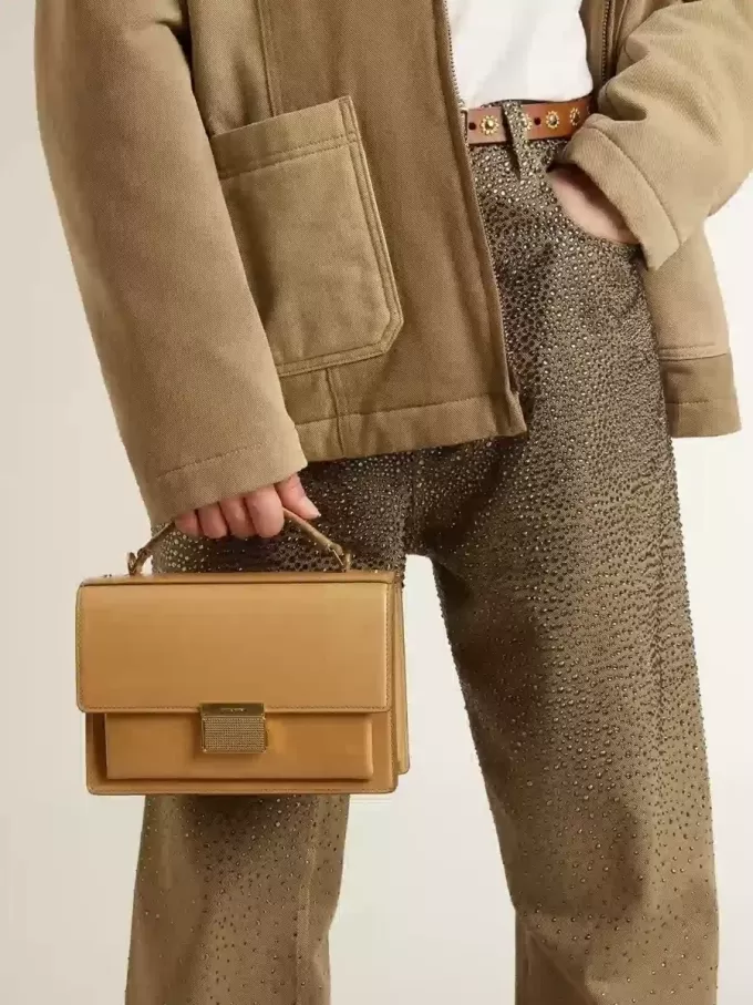 Bolso Venezia en piel repujada amarillo ocre con detalles dorados