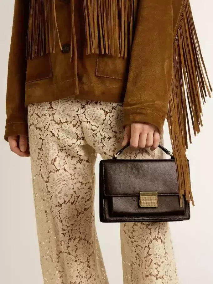 Bolso Venezia en piel vintage marrón oscuro repujada con detalles dorados