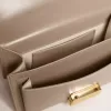 Bolso Venezia pequeño en piel beige con detalles dorados Bolso Venezia pequeño en piel beige con detalles dorados