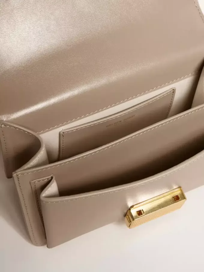 Bolso Venezia pequeño en piel beige con detalles dorados Bolso Venezia pequeño en piel beige con detalles dorados