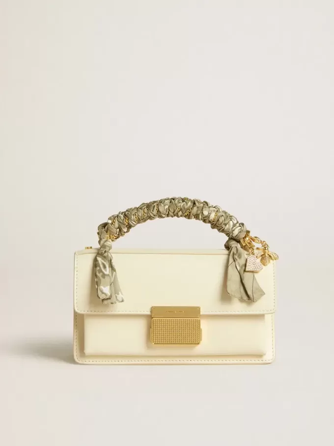 Bolso Venezia pequeño en piel color mantequilla con bufanda trenzada y doble charm.