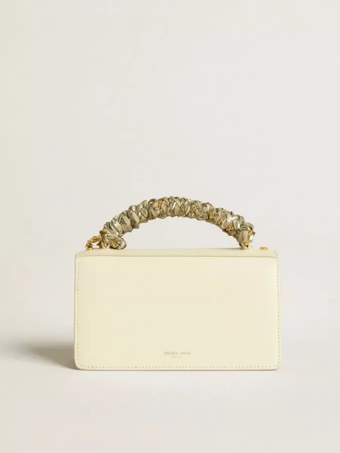 Bolso Venezia pequeño en piel color mantequilla con bufanda trenzada y doble charm.