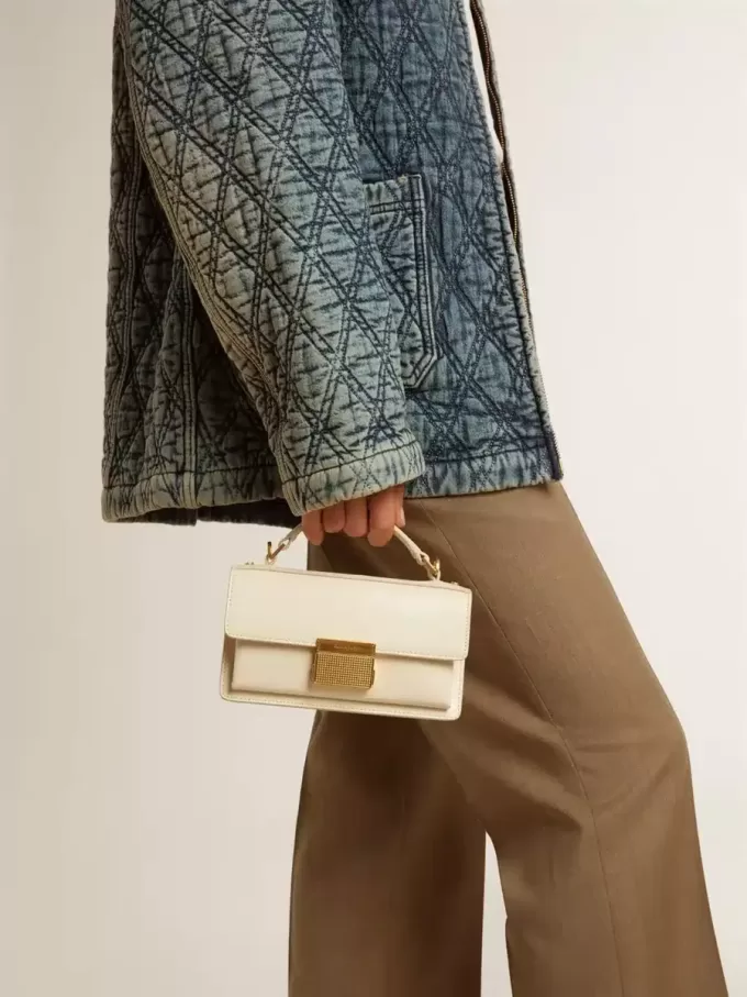 Bolso Venezia pequeño en piel color mantequilla con detalles dorados