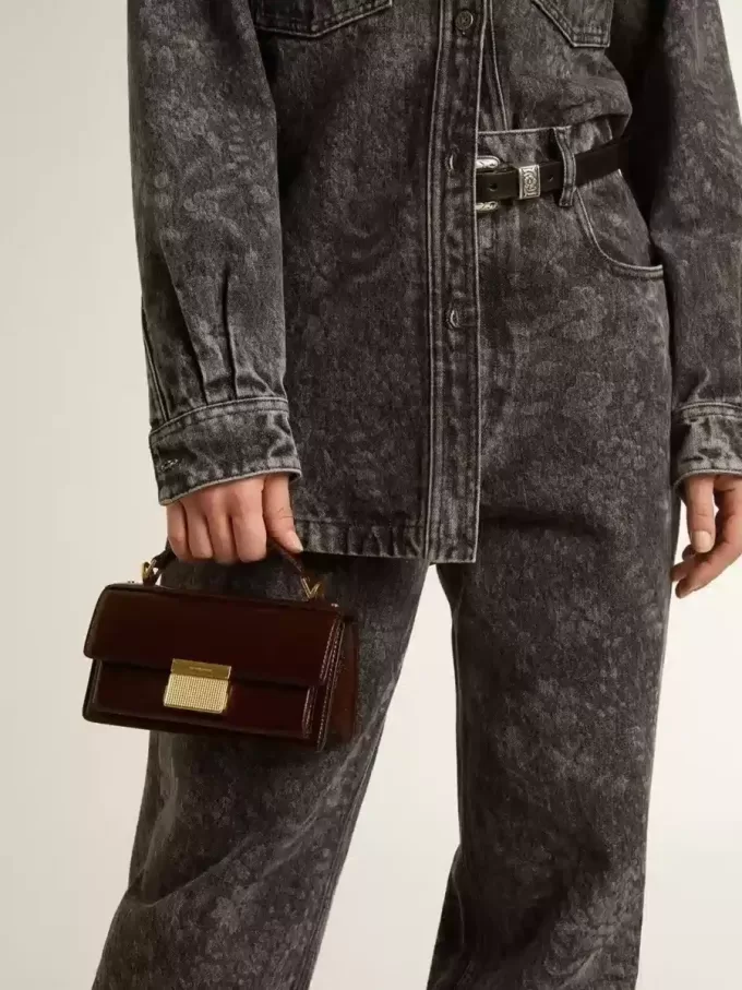 Bolso Venezia pequeño en piel laminada marrón oscuro con detalles dorados Bolso Venezia pequeño en piel laminada marrón oscuro con detalles dorados