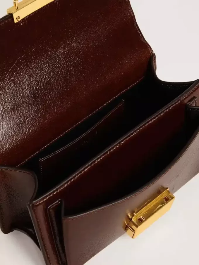 Bolso Venezia pequeño en piel laminada marrón oscuro con detalles dorados Bolso Venezia pequeño en piel laminada marrón oscuro con detalles dorados