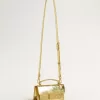 Bolso Venezia pequeño en piel metalizada dorada con detalles dorados.