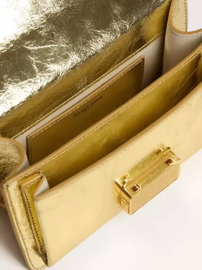 Bolso Venezia pequeño en piel metalizada dorada con detalles dorados.