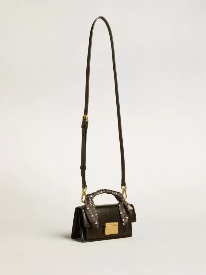 Bolso Venezia pequeño en piel negra con pañuelo de seda y charm Bolso Venezia pequeño en piel negra con pañuelo de seda y charm