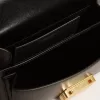 Bolso Venezia pequeño en piel negra con pañuelo de seda y charm Bolso Venezia pequeño en piel negra con pañuelo de seda y charm