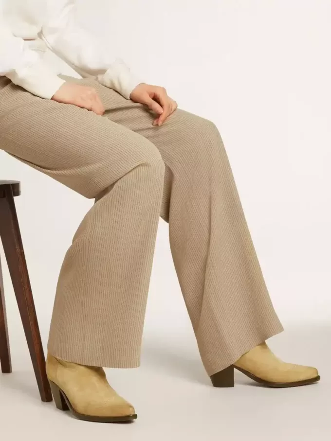 Botas bajas Wish Star en ante encerado color arena con bordado de estrellas Botas bajas Wish Star en ante encerado color arena con bordado de estrellas