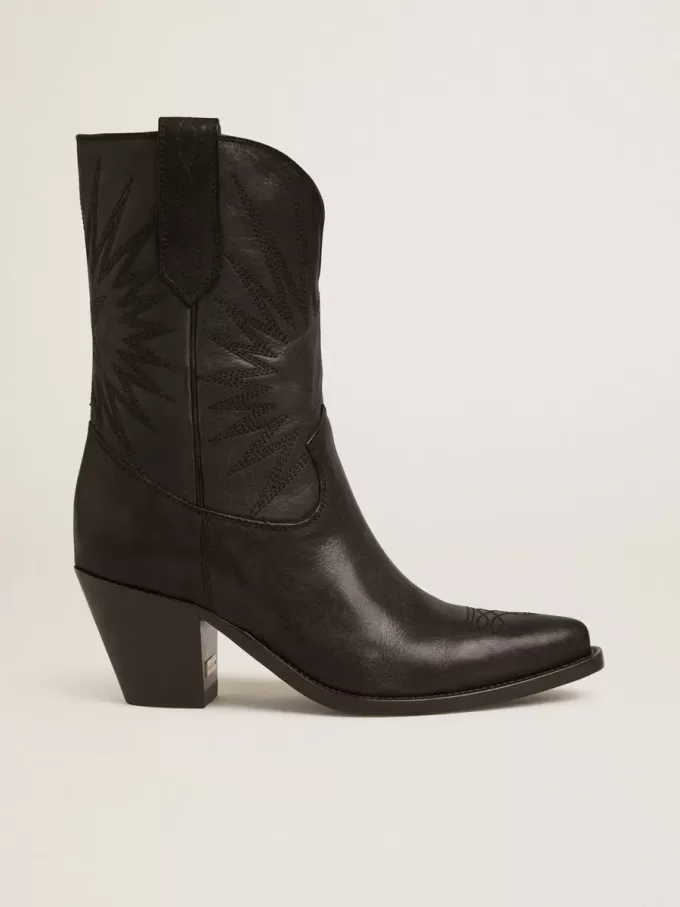 Botas bajas Wish Star para mujer en piel negra con bordado de estrellas. Botas bajas Wish Star para mujer en piel negra con bordado de estrellas.