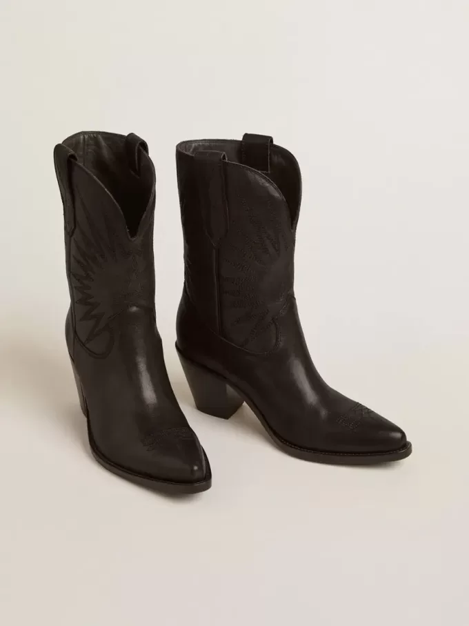 Botas bajas Wish Star para mujer en piel negra con bordado de estrellas. Botas bajas Wish Star para mujer en piel negra con bordado de estrellas.