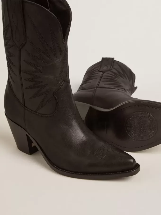 Botas bajas Wish Star para mujer en piel negra con bordado de estrellas. Botas bajas Wish Star para mujer en piel negra con bordado de estrellas.