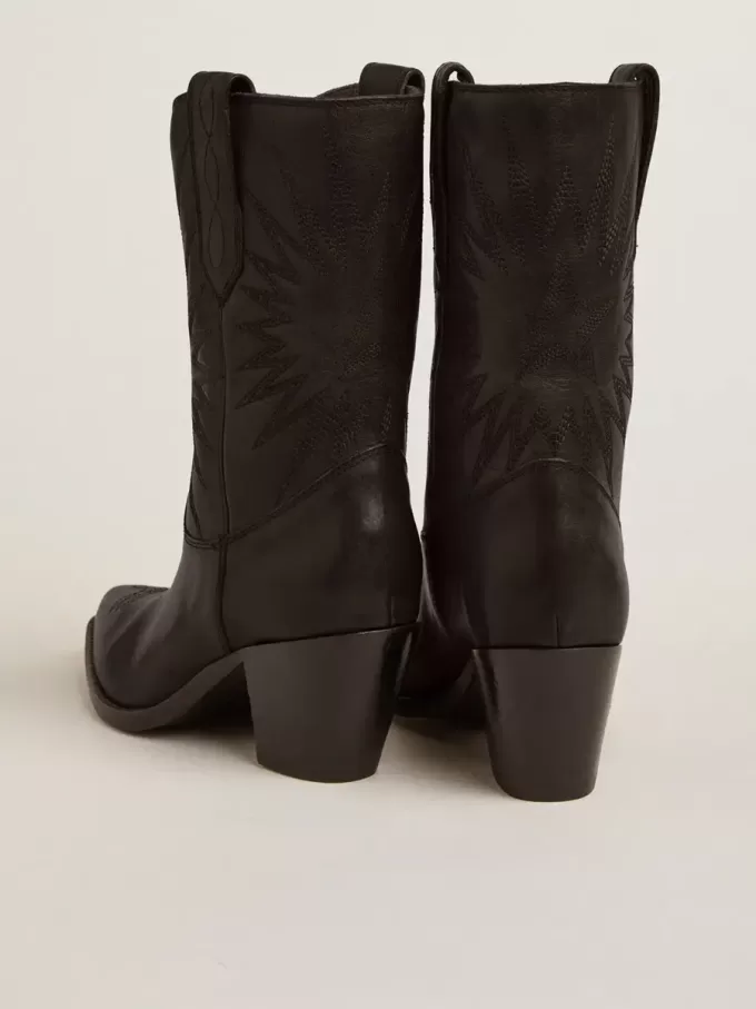Botas bajas Wish Star para mujer en piel negra con bordado de estrellas. Botas bajas Wish Star para mujer en piel negra con bordado de estrellas.