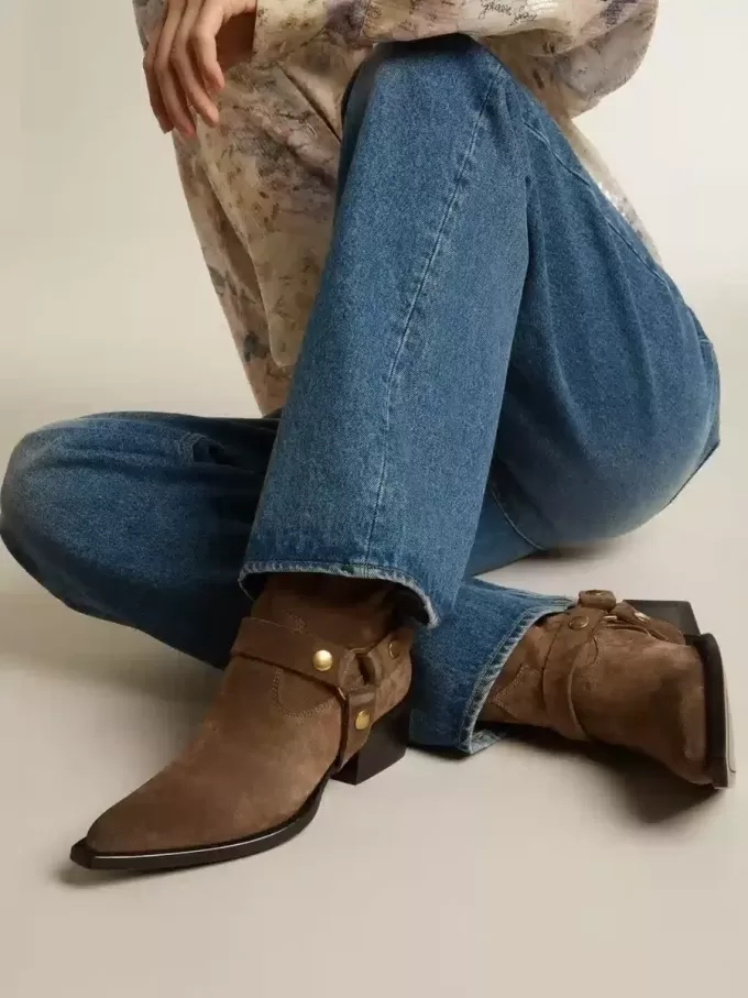 Botas Debbie bajas en ante gris paloma con hebilla extraíble