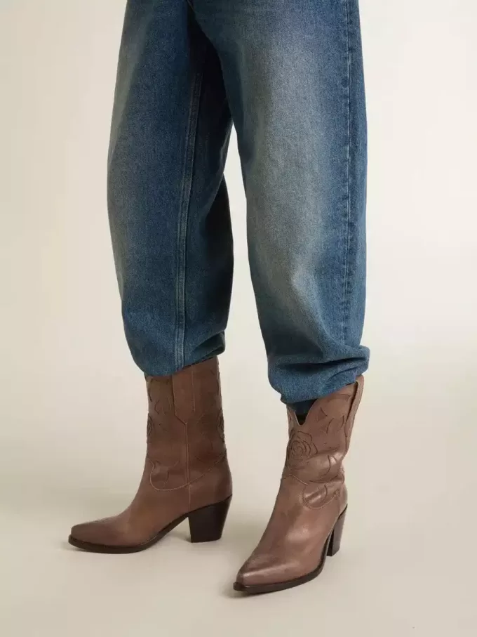 Botas Wish Star en piel gris paloma con detalles de incrustaciones tono sobre tono Botas Wish Star en piel gris paloma con detalles de incrustaciones tono sobre tono