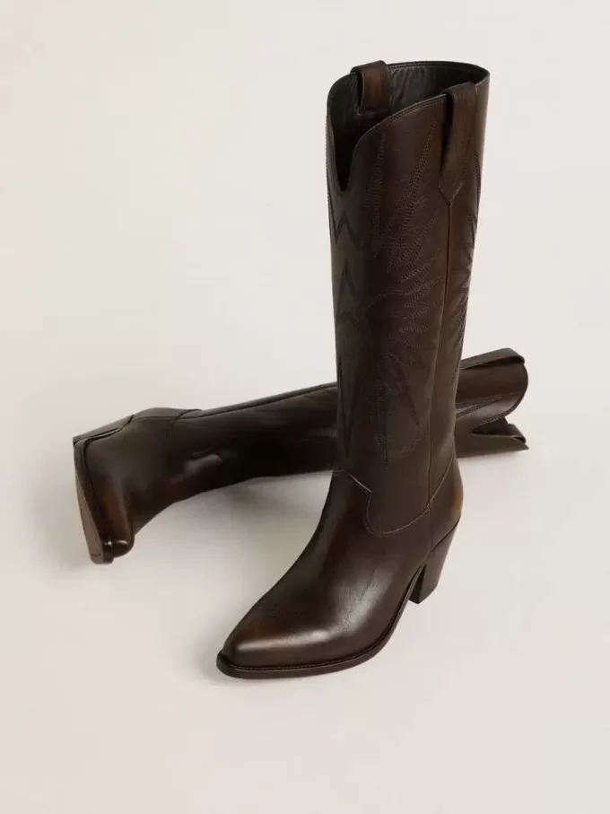 Botas Wish Star en piel marrón oscuro con estrella bordada tono sobre tono Botas Wish Star en piel marrón oscuro con estrella bordada tono sobre tono