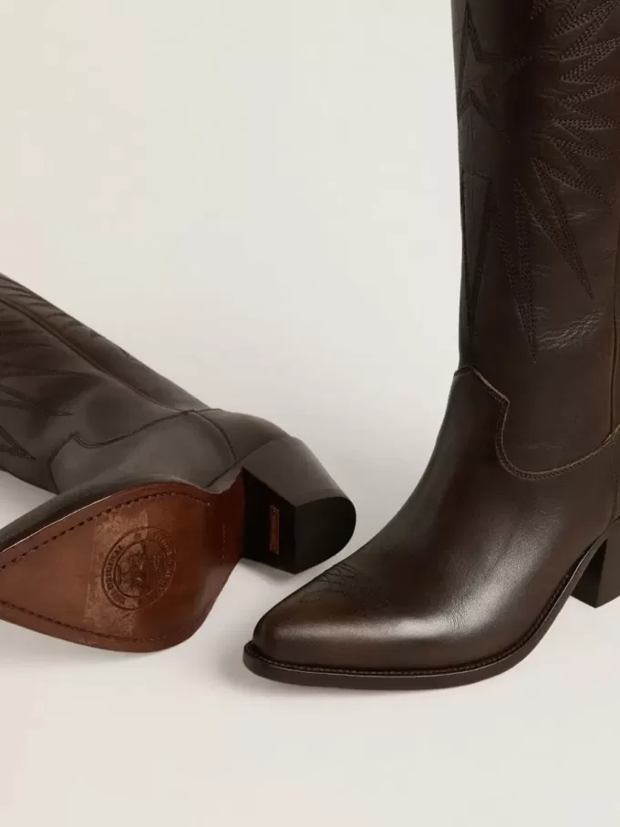 Botas Wish Star en piel marrón oscuro con estrella bordada tono sobre tono Botas Wish Star en piel marrón oscuro con estrella bordada tono sobre tono