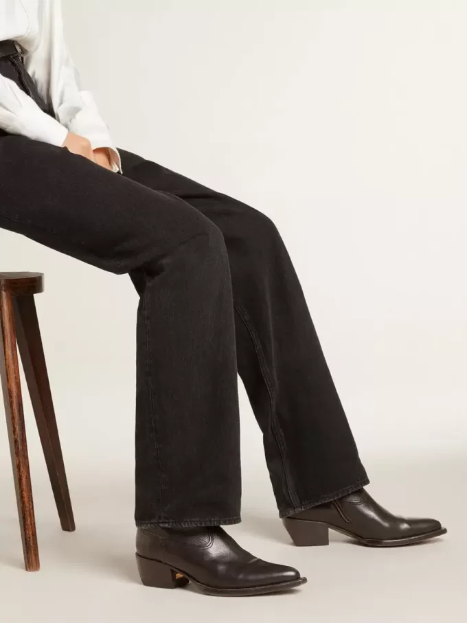 Botas Wish Star para mujer en piel negra con estrella bordada tono sobre tono Botas Wish Star para mujer en piel negra con estrella bordada tono sobre tono