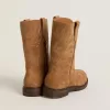 Botas Wish Teen en ante camel con bordado de estrellas Botas Wish Teen en ante camel con bordado de estrellas