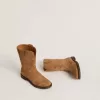 Botas Wish Young en ante camel con bordado de estrellas Botas Wish Young en ante camel con bordado de estrellas