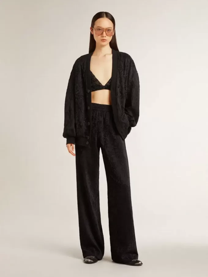 Botines juveniles de piel negra con bordados en color arena.