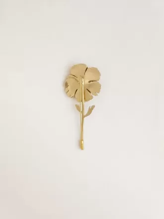Broche dorado con diseño floral