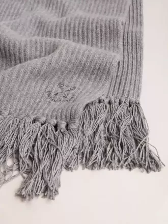 Bufanda de lana gris acanalada