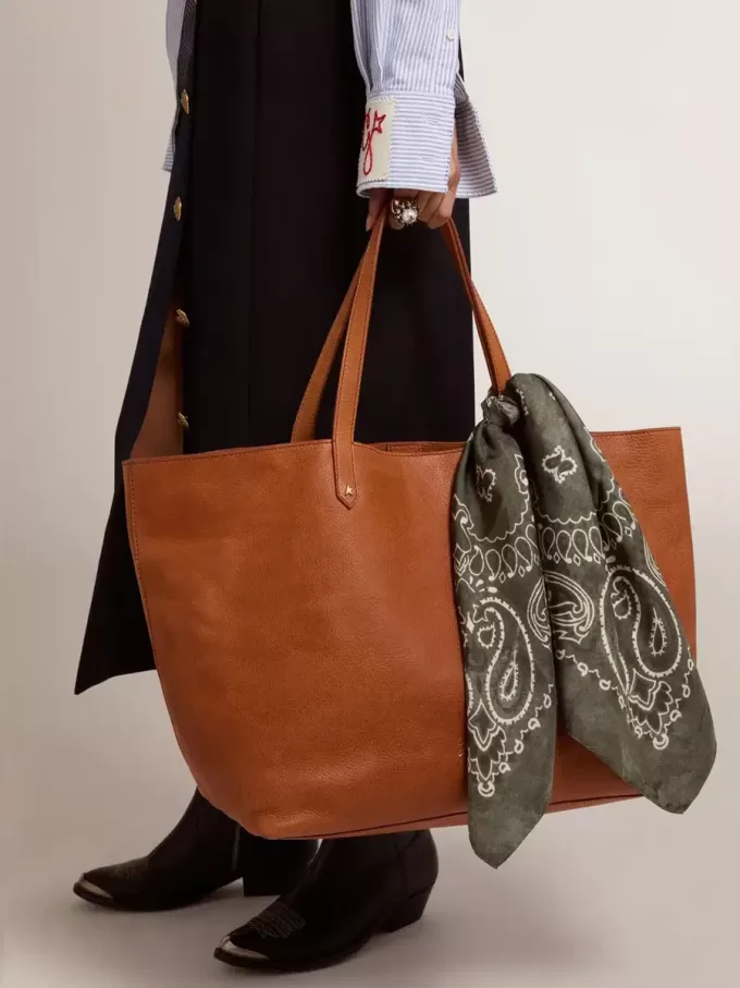 Bufanda verde musgo con estampado de cachemira.