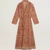 Caftán de mujer en voile de algodón con estampado marino rojo ladrillo por toda la prenda Caftán de mujer en voile de algodón con estampado marino rojo ladrillo por toda la prenda