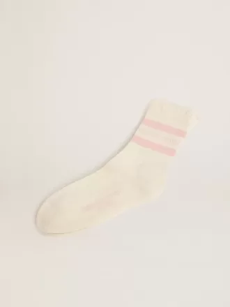 Calcetines blancos con acabado desgastado, logotipo rosa claro y rayas.