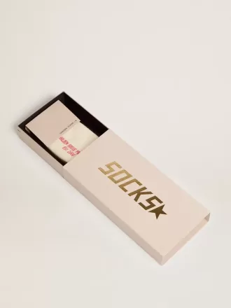 Calcetines blancos con acabado desgastado y rayas verdes y naranjas