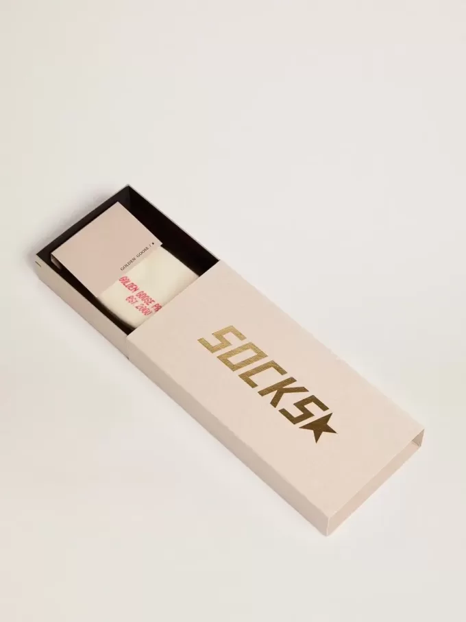 Calcetines blancos con acabado desgastado y rayas verdes y naranjas