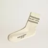 Calcetines blancos con detalles desgastados y rayas grises