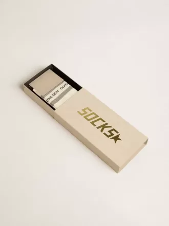 Calcetines blancos con detalles desgastados y rayas grises