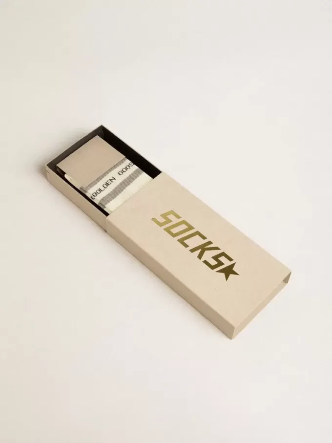 Calcetines blancos con detalles desgastados y rayas grises