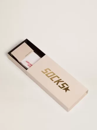 Calcetines blancos con detalles desgastados y rayas rojas