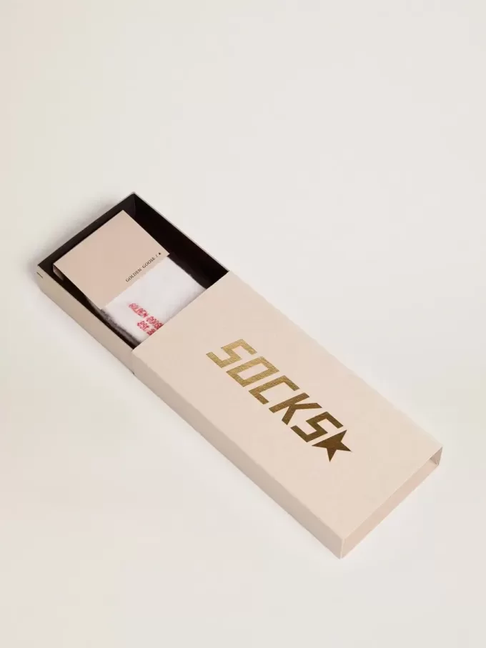 Calcetines blancos con detalles desgastados y rayas rojas