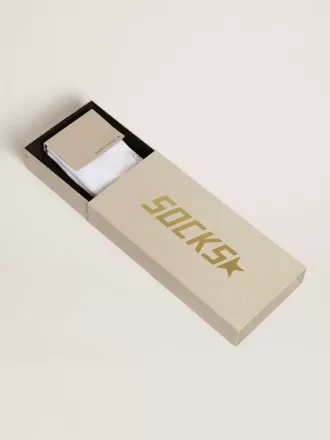 Calcetines blancos con estrella de cristal en la parte trasera