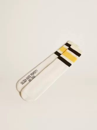 Calcetines blancos desgastados con detalles desgastados y rayas negras y amarillas