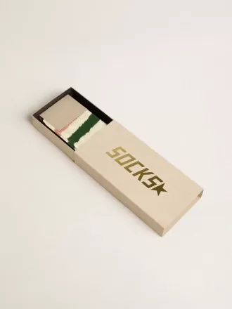 Calcetines blancos desgastados con detalles desgastados y rayas rosas y verdes