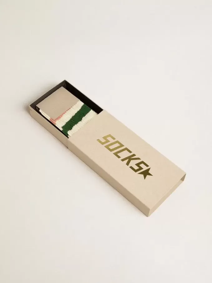 Calcetines blancos desgastados con detalles desgastados y rayas rosas y verdes