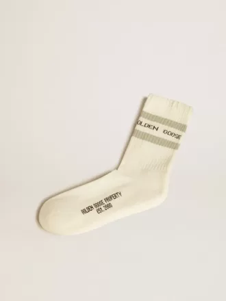 Calcetines blancos desgastados con detalles desgastados y rayas verde salvia.