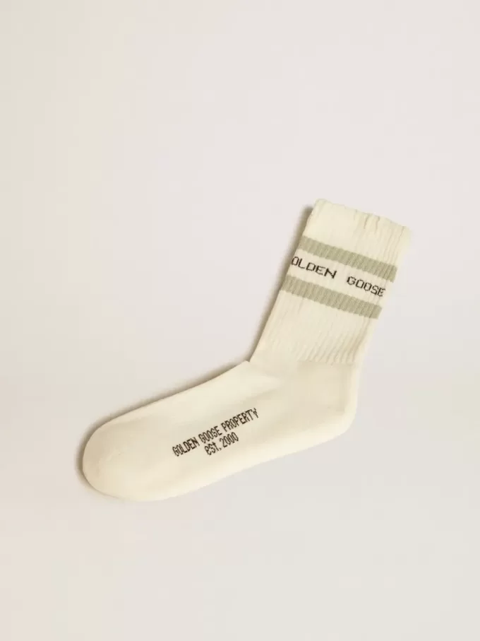 Calcetines blancos desgastados con detalles desgastados y rayas verde salvia.