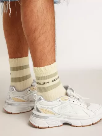 Calcetines blancos desgastados con detalles desgastados y rayas verde salvia.