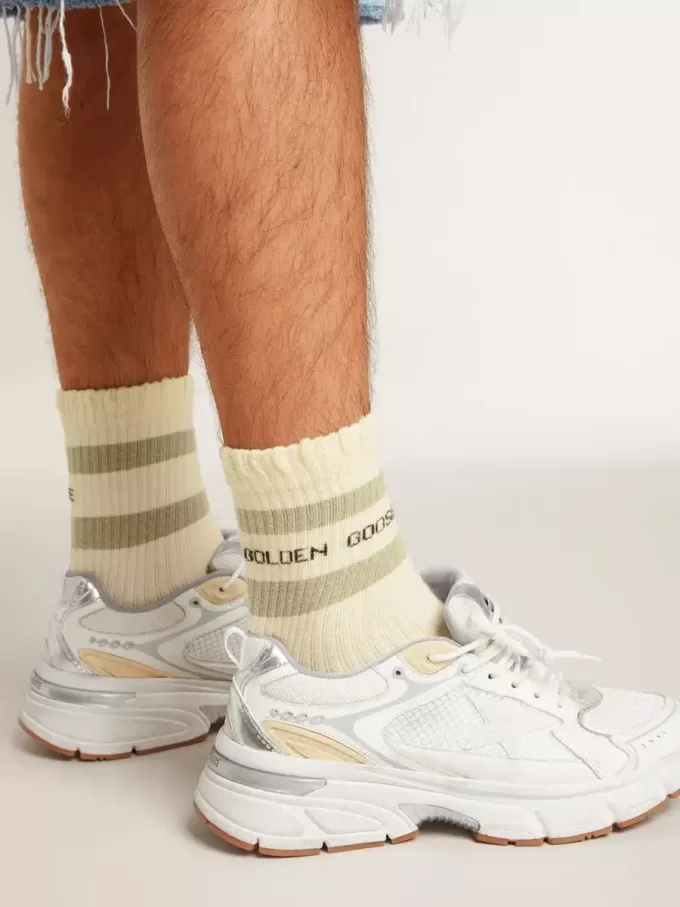 Calcetines blancos desgastados con detalles desgastados y rayas verde salvia.