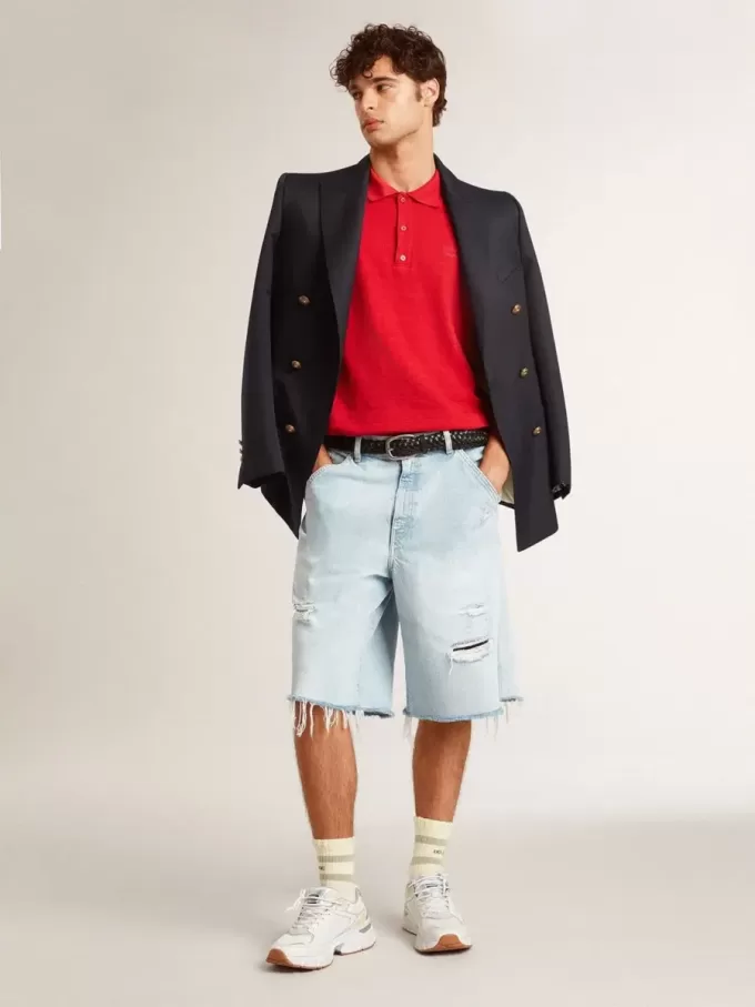 Calcetines blancos desgastados con detalles desgastados y rayas verde salvia.