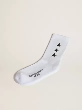 Calcetines blancos desgastados con estrellas negras en contraste