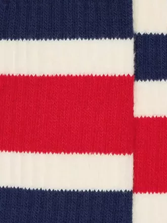 Calcetines blancos desgastados con rayas azules y rojas